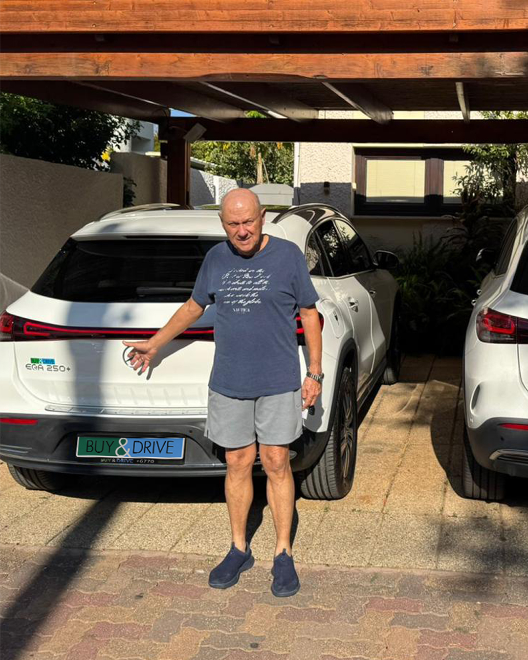 צוות המסירות של Buy & Drive במסירת SUV חשמלי