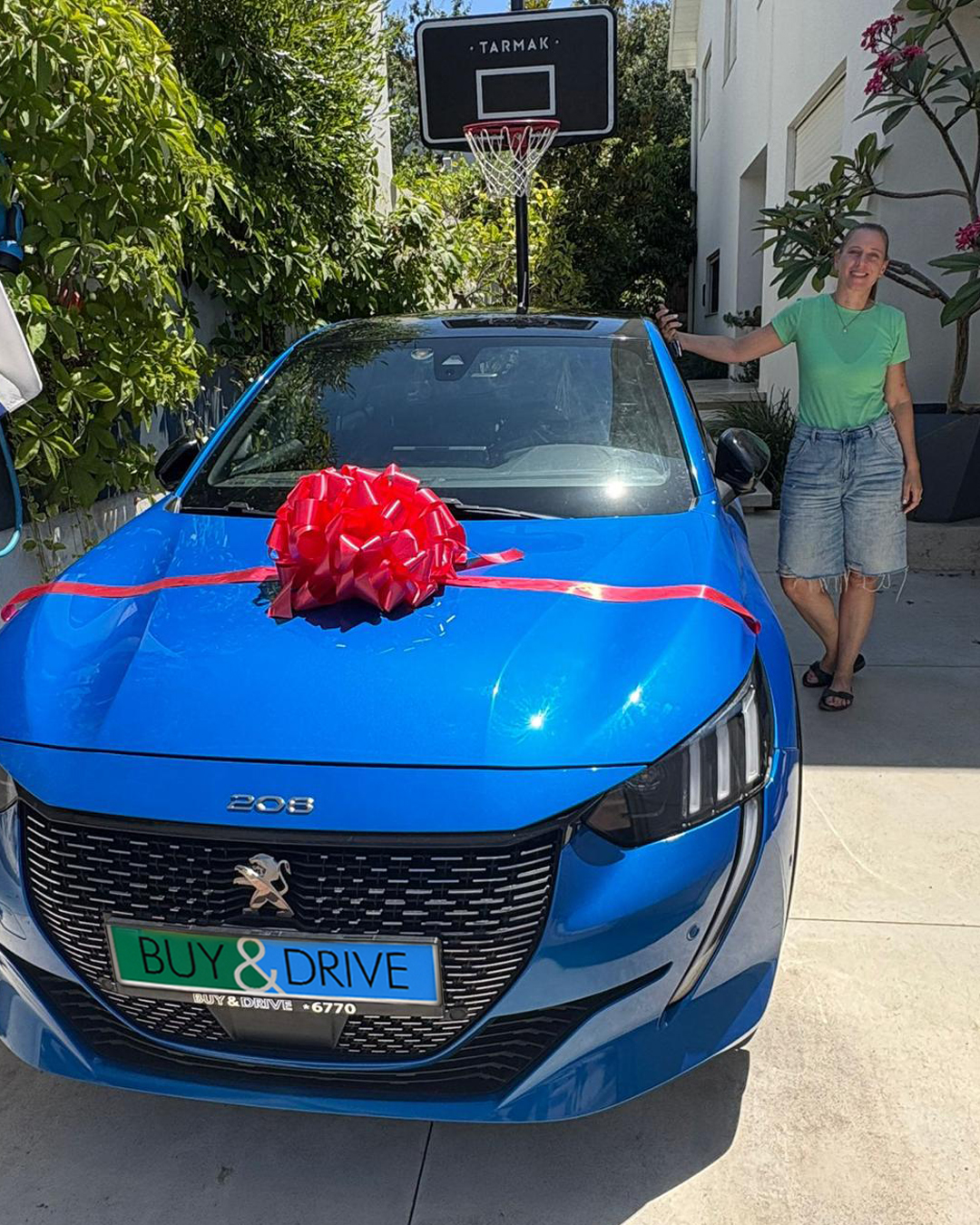 מסירת רכב חדש בבית הלקוחה בתל אביב